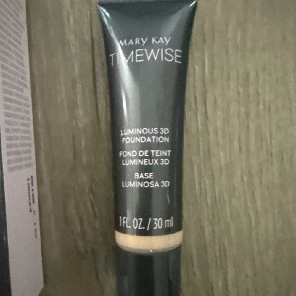 NIB Mary Kay TimeWise Luminous 3D Foundation Beige C 130